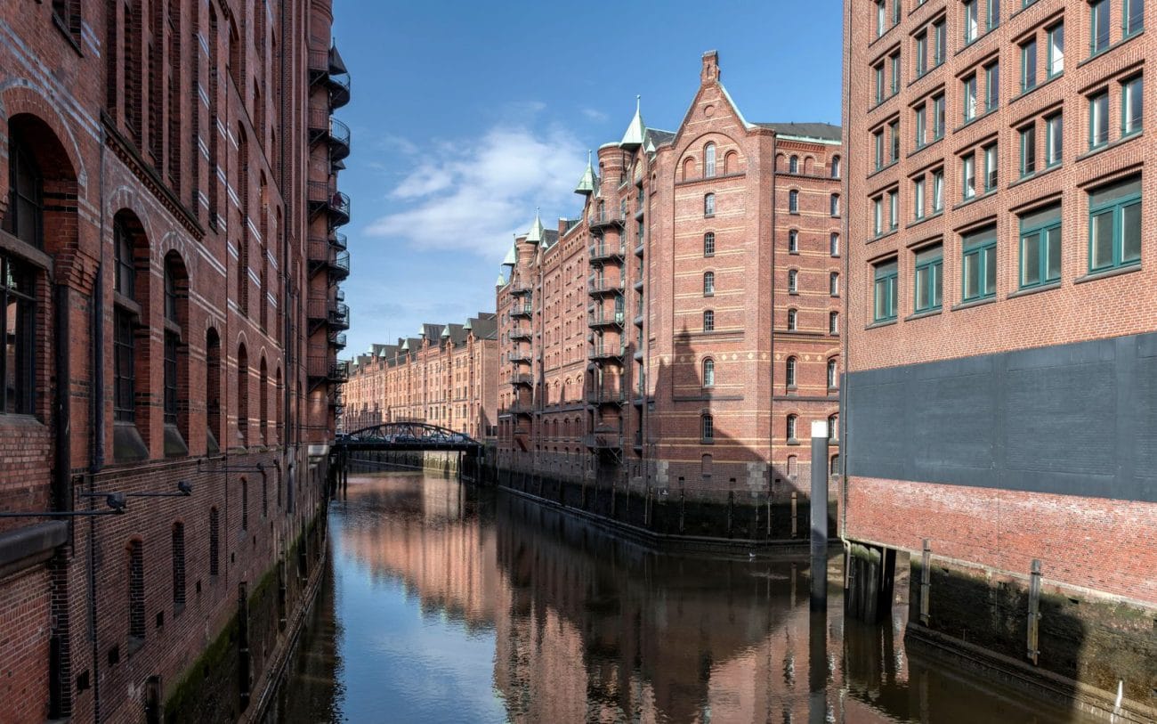 Bakstenen pakhuizen langs een gracht in de Speicherstadt van Hamburg