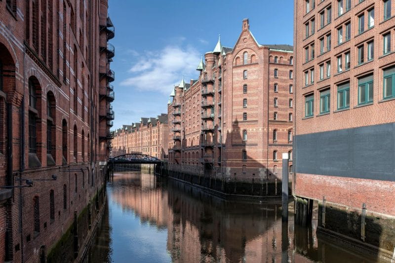 Bakstenen pakhuizen langs een gracht in de Speicherstadt van Hamburg
